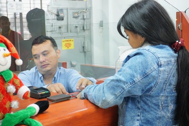 Foto funcionario brindando atencion a comunidad embera