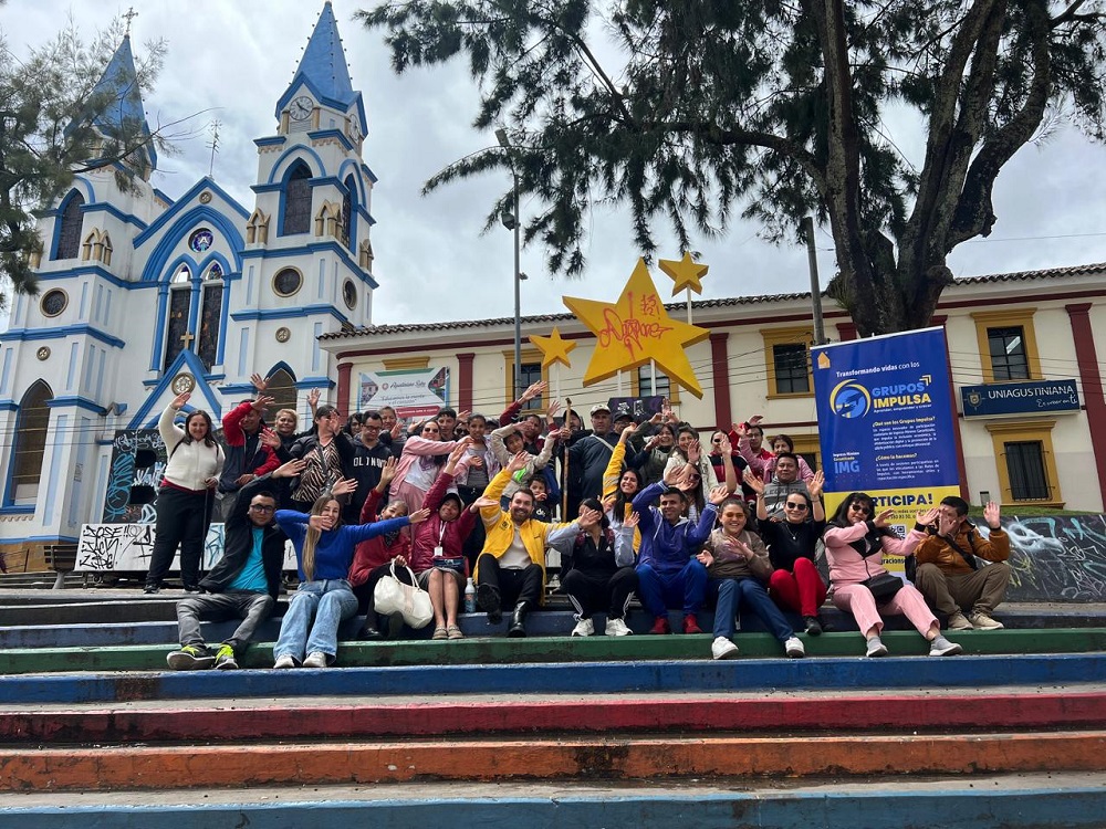 Foto panoramica en exterior de funcionarios y participantes