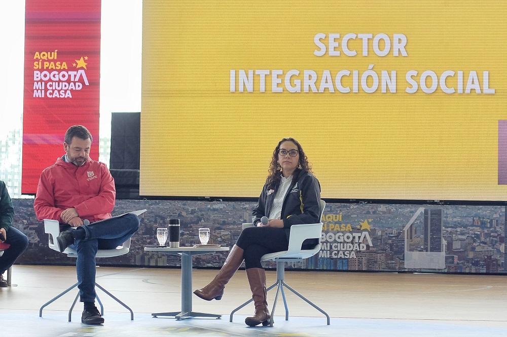 foto de subsecretaria y alcalde Galan hablando a los invitados