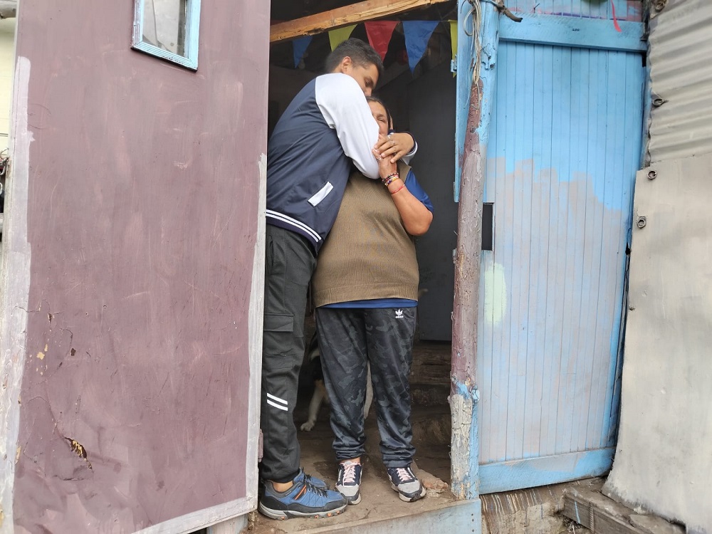 madre abrazando a su hijo