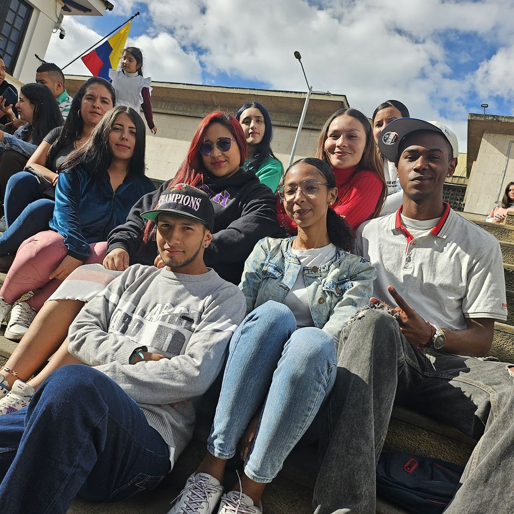 foto de mujeres y hombres jovenes