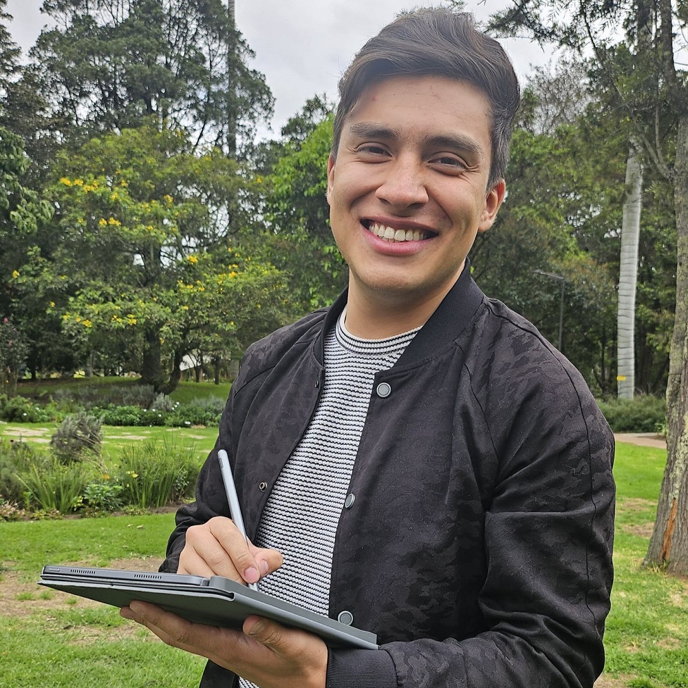 foto de joven hombre con tableta en la mano
