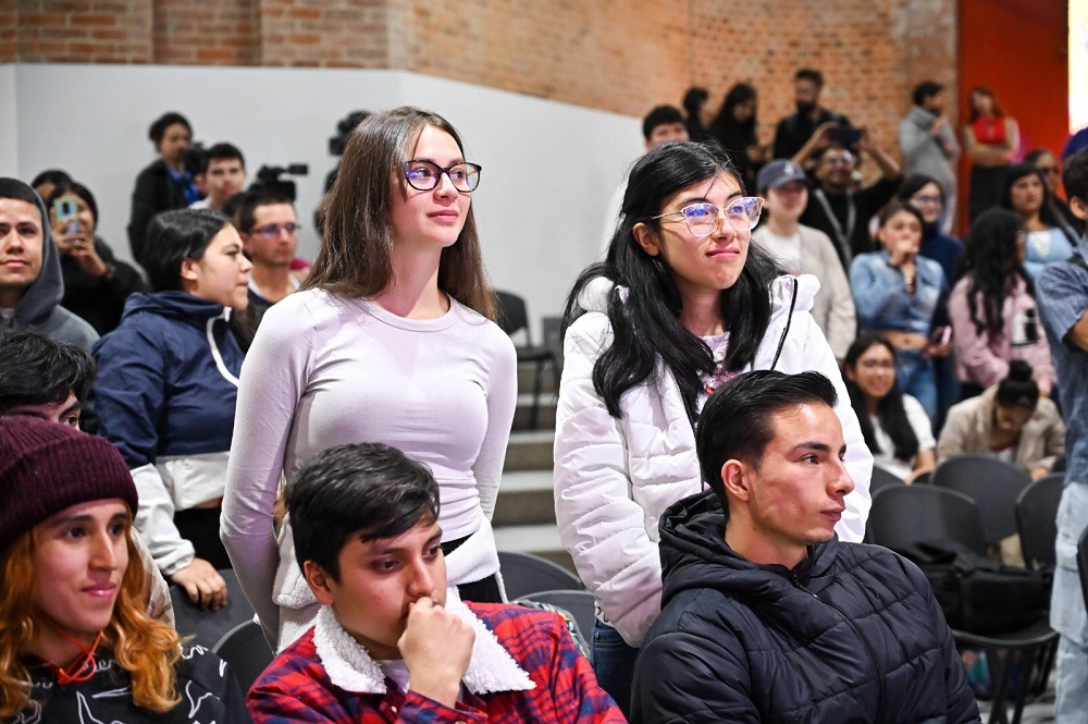 foto de jovenes en auditorio
