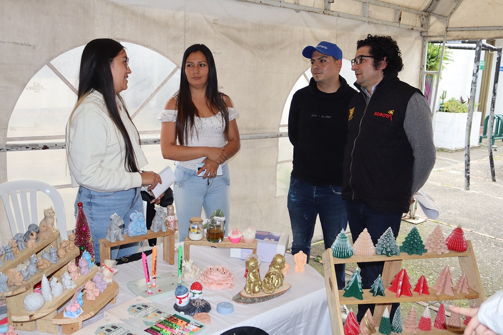foto de mujeres emprendedoras hablando con el secretario de integracion social