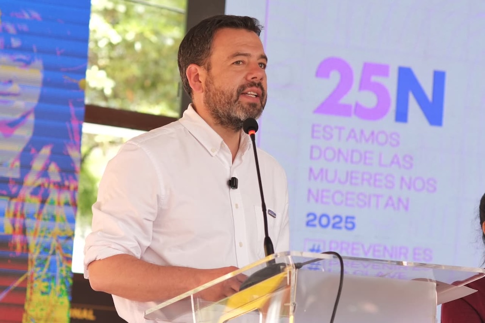foto de alcalde Carlos Galan hablando al publico