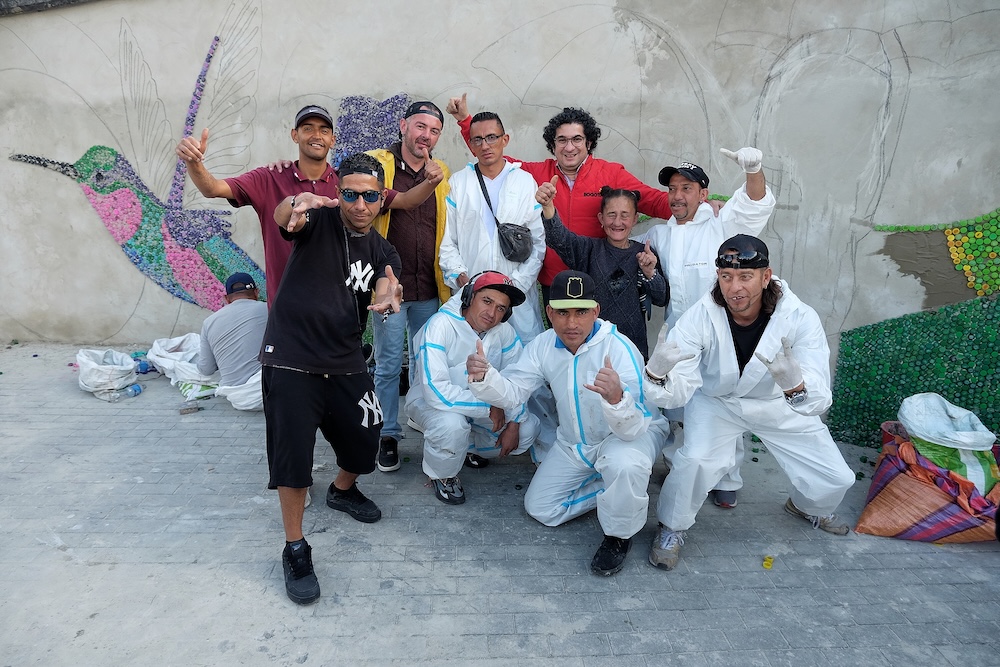 foto de secretario con artistas de mural
