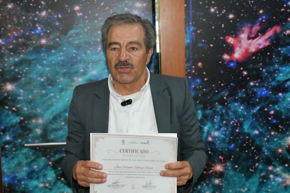 Foto persona adulto mayor con su diploma de grado