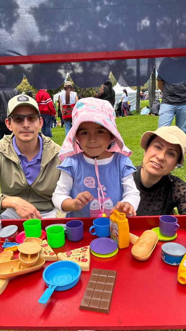 foto niña con sus padres en el mes de la niñez