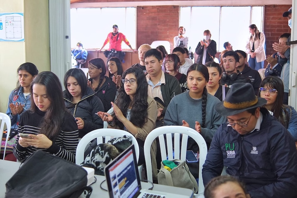 foto panoramica de jovenes asistentes al evento