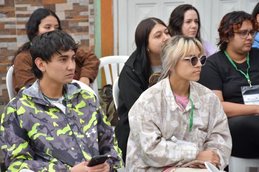 foto de dos jovenes escuchando la intervencion del secretario de integracion social