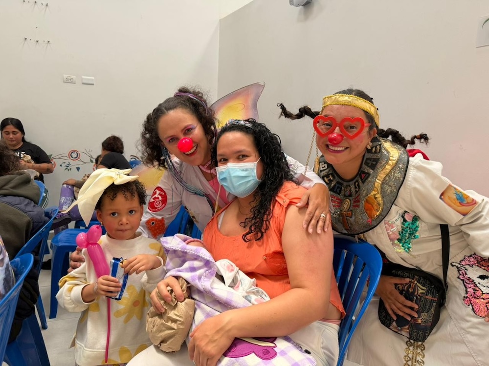 foto de funcionarias disfrazadas de payasos animando a niños y niñas