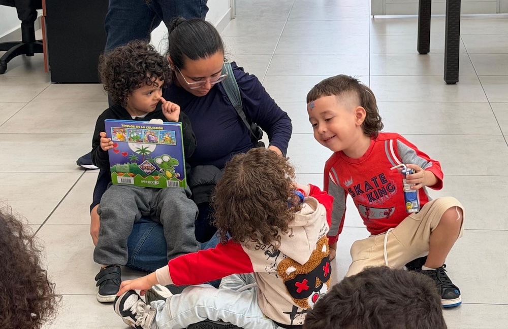 foto de madre con sus hijos en el CIAM