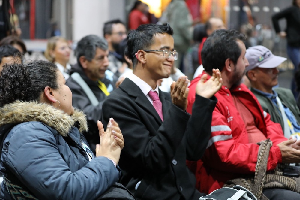 foto de persona con discapacidad aplaudiendo en el convesatorio