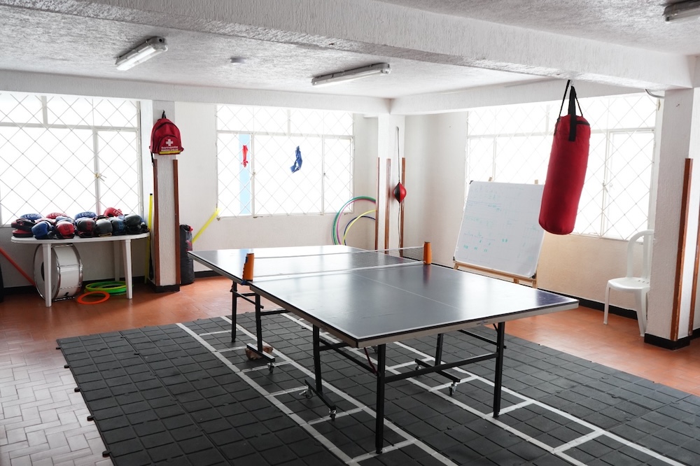 foto mesa de ping pong de una casa de la juventud