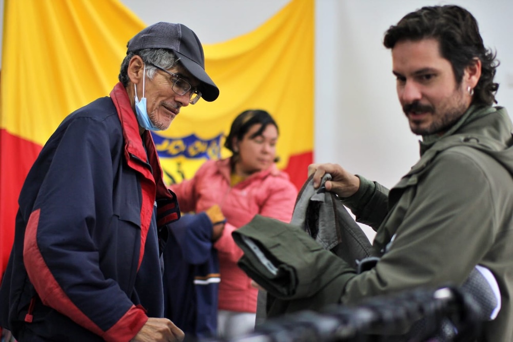 foto de persona mayor masculina escogiendo la ropa
