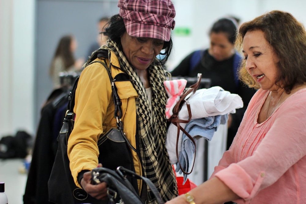 foto de mujer escogiendo ropa