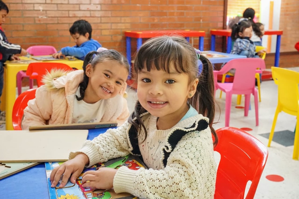 foto de niñas en salon de clase de jardin infantil