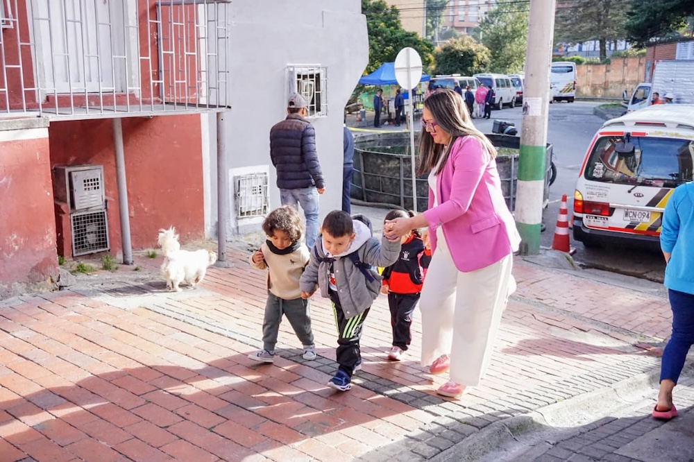 foto de madre llevando a sus hijos al jardin infantil