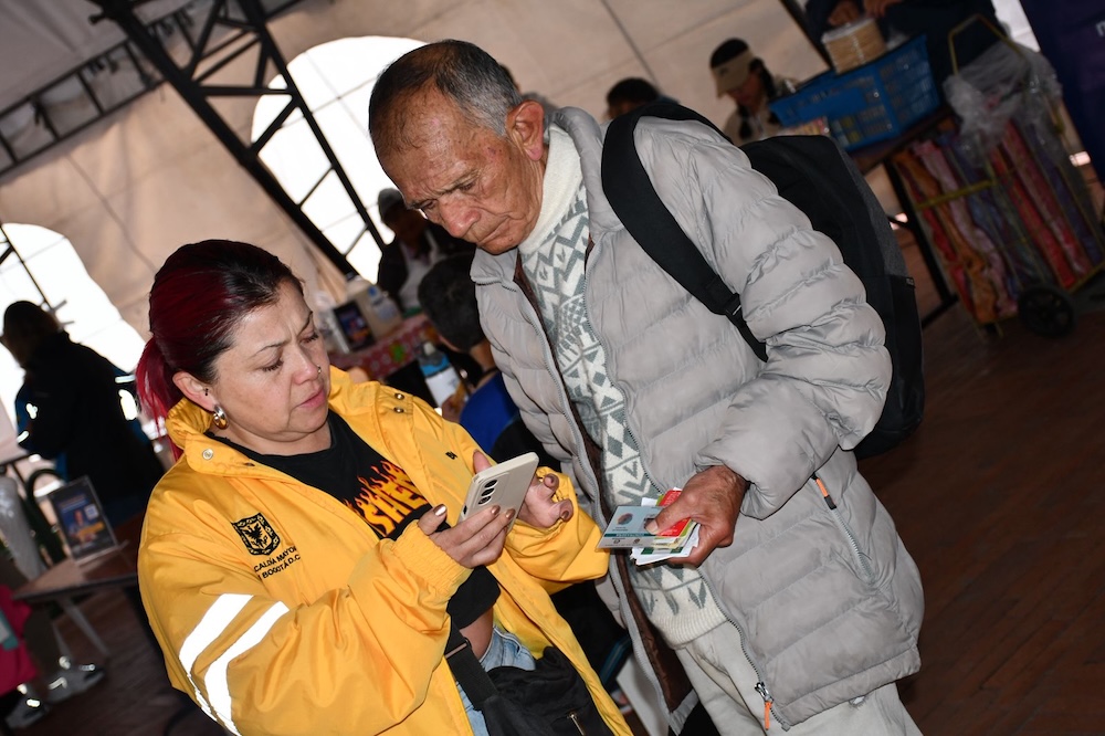 foto de funcionaria ayudando a persona mayor