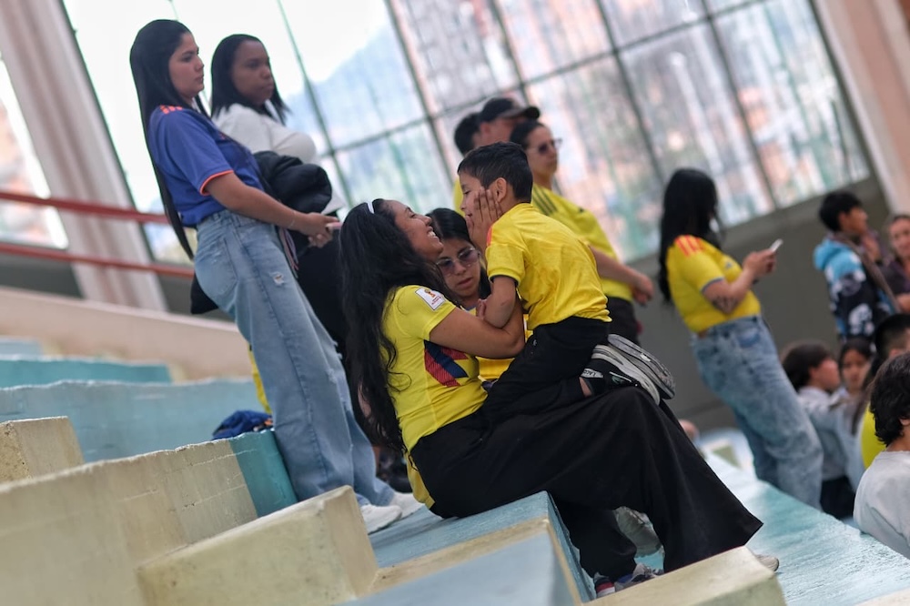 foto panoramica madres con sus hijos en la tribuna