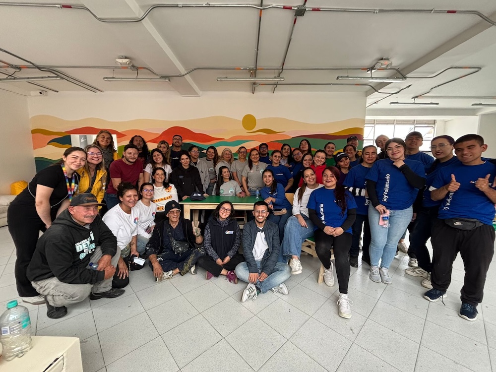 foto panoramica donde aparecen jovenes