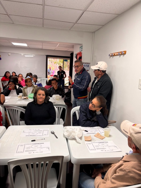 Foto de personas del centro dia y colaboradores de camacol en comidas compartidas