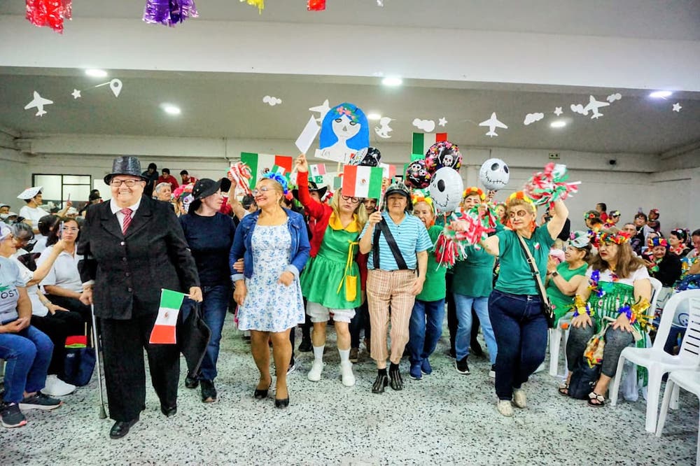 Foto personas adultos mayores celebrando la semana mayor