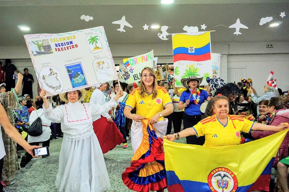 Foto personas adultos mayores celebrando la semana mayor