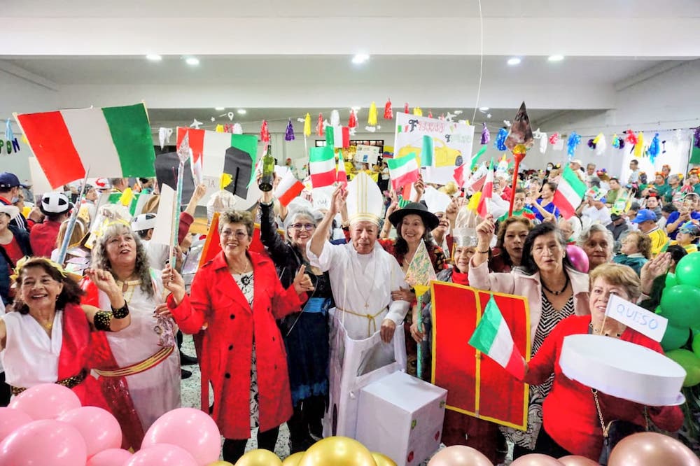 Foto personas adultos mayores celebrando la semana mayor