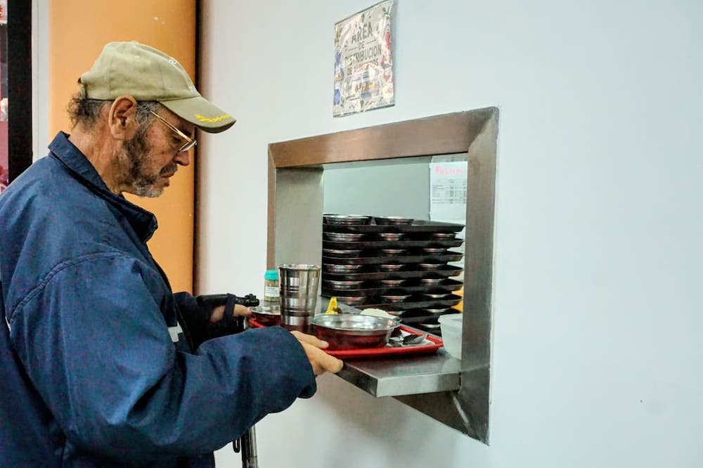 Foto persona adulto mayor del nuevo comedor comunitario