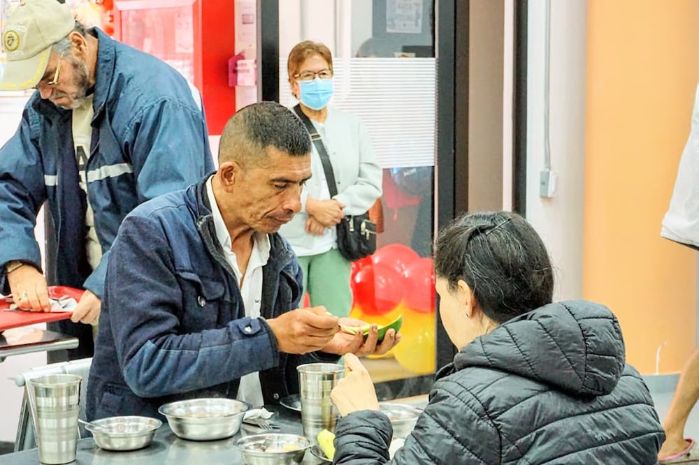 Foto personas comiendo en el nuevo comedor comunitario las Brisas