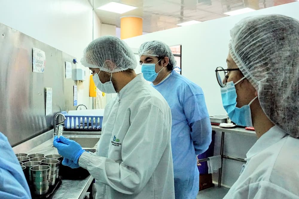 Foto de personas preparando alimentos en comedor comunitario