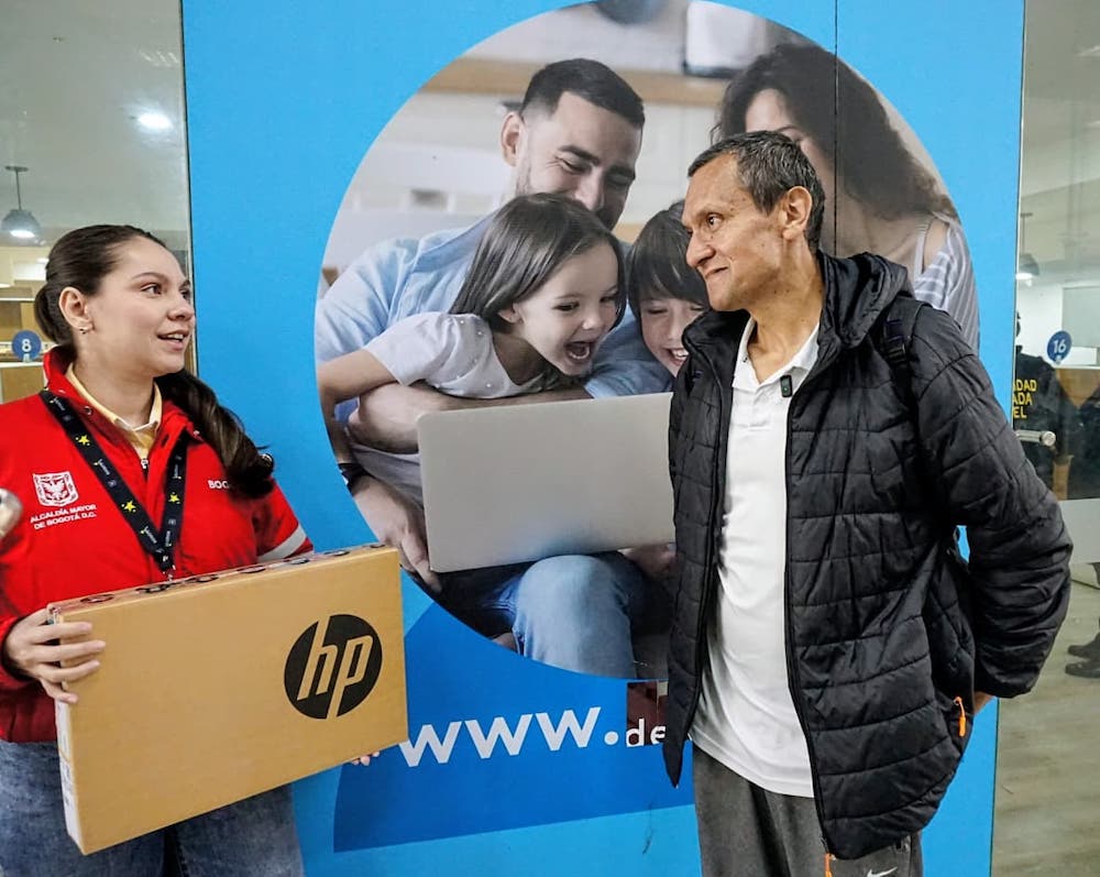 Foto de hernan martinez con el computador 