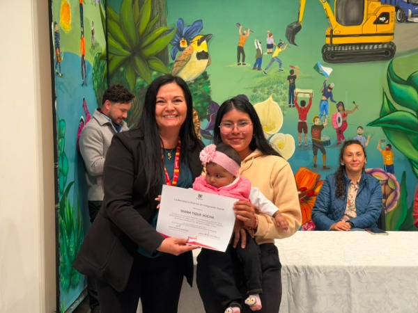 Foto de una mujer y una niña en evento de familia