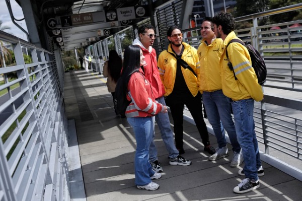 Foto de personas tejiendo