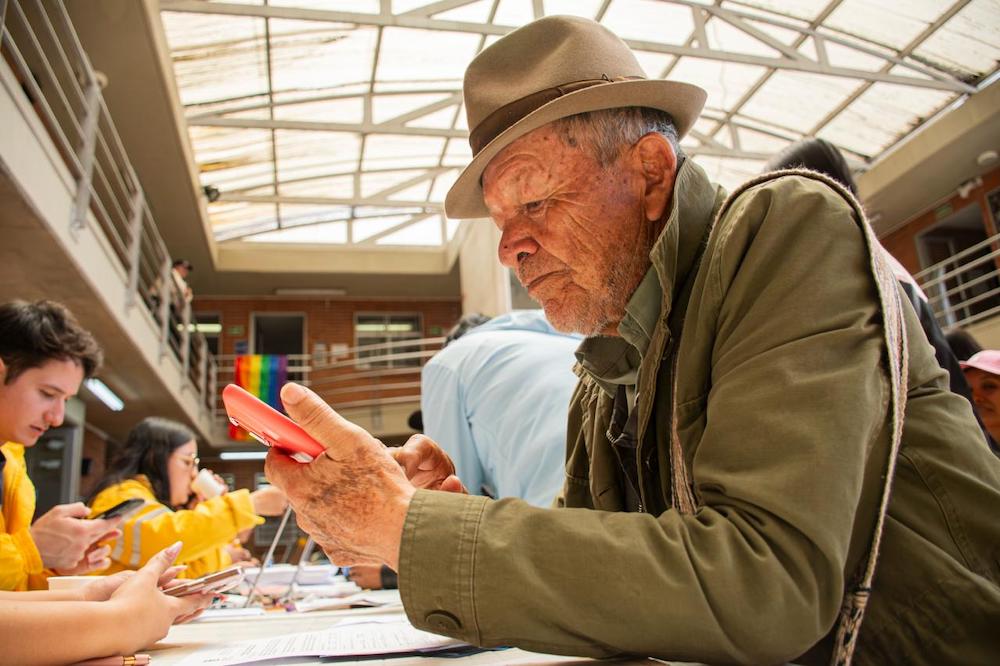 Foto de persona adulto mayor recibiendo informacion