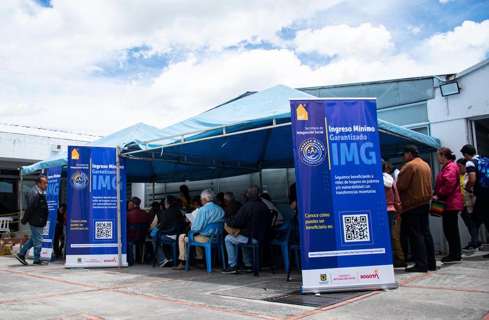 Foto de feria con informacion de Ingreso Minimo Garantizado