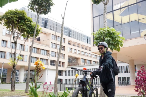 Foto de Alvaro llegando en bicicleta al comedor comunitario