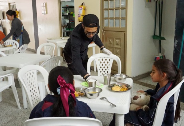 Foto de Alvaro en comedor comunitario