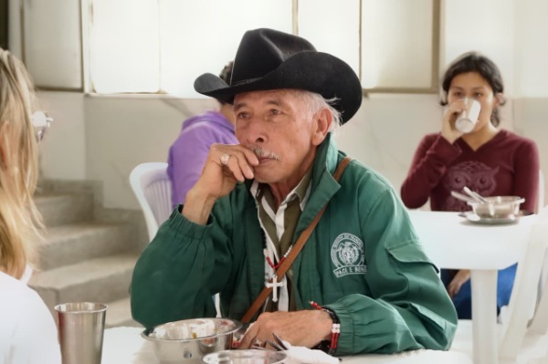 Foto de un adulto mayor beneficiario del nuevo comedor comunitario sierra morena