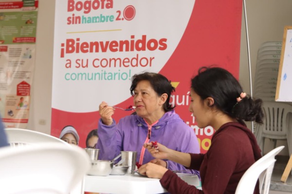 Foto de dos mujeres adultas mayores beneficiarias del nuevo comedor comunitario sierra morena