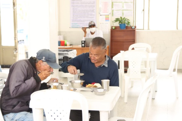 Foto de personas comiendo en el nuevo comedor comunitario