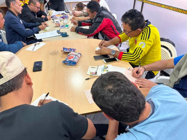 Foto de hombres en proceso de fortalecimiento orientado al respeto y gestion emocional