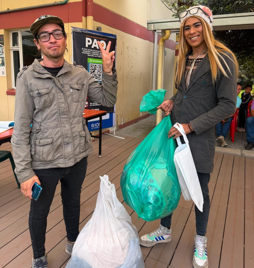 Foto de personas recibiendo prendas de vestir