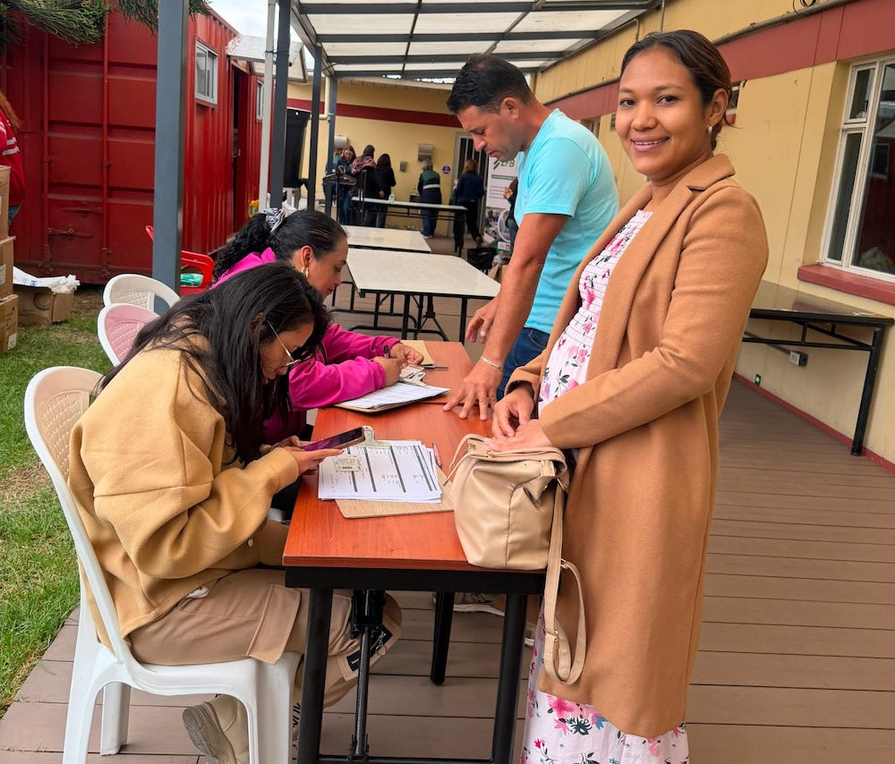 Foto de personas recibiendo prendas de vestir