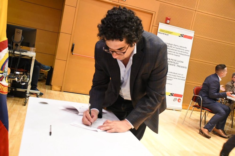 Foto Secretario SDIS firmando acuerdo colectivo SDIS 2026