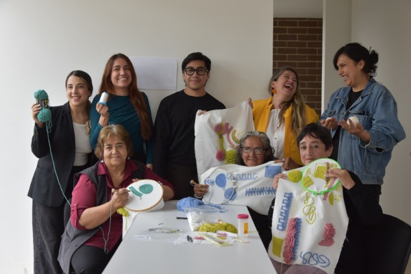 Foto de mujeres adultas mayores de la casa de sabiduria y colaboradores de UANA by wanawa