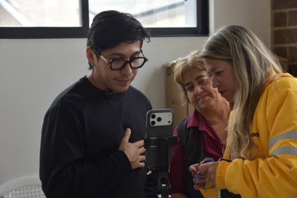 Foto de personas tejiendo