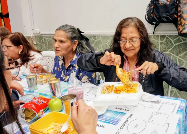 Foto de personas adultos mayores en comidas compartidas