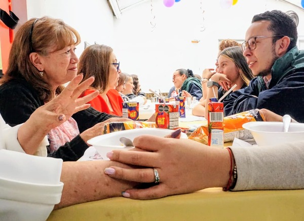 Foto de personas adultos mayores en comidas compartidas